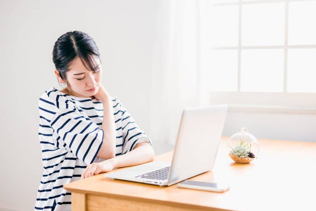 デスクワークで肩がこる女性