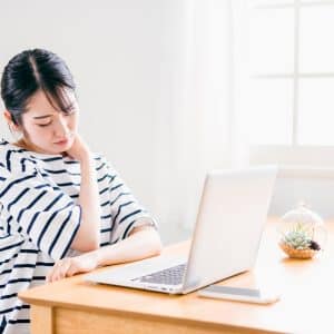 デスクワークで肩がこる女性
