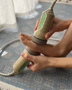 ビワ温灸で 太衝のツボの裏側から打ち抜く