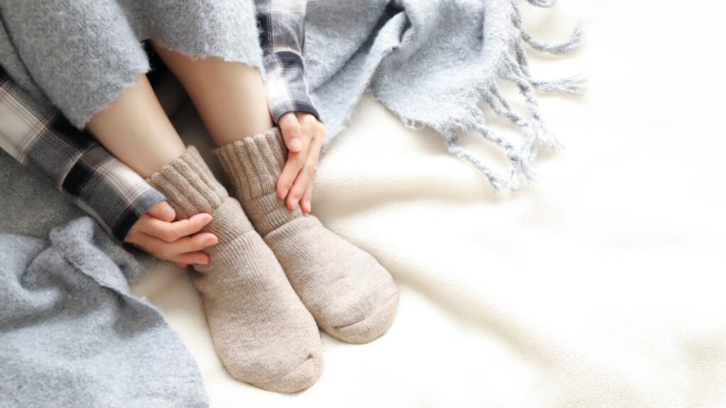 足の冷えに悩む女性