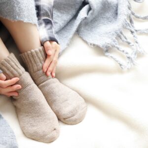 足の冷えに悩む女性