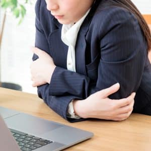 エアコンでさむがる女性