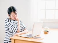 デスクワークで肩がこる女性