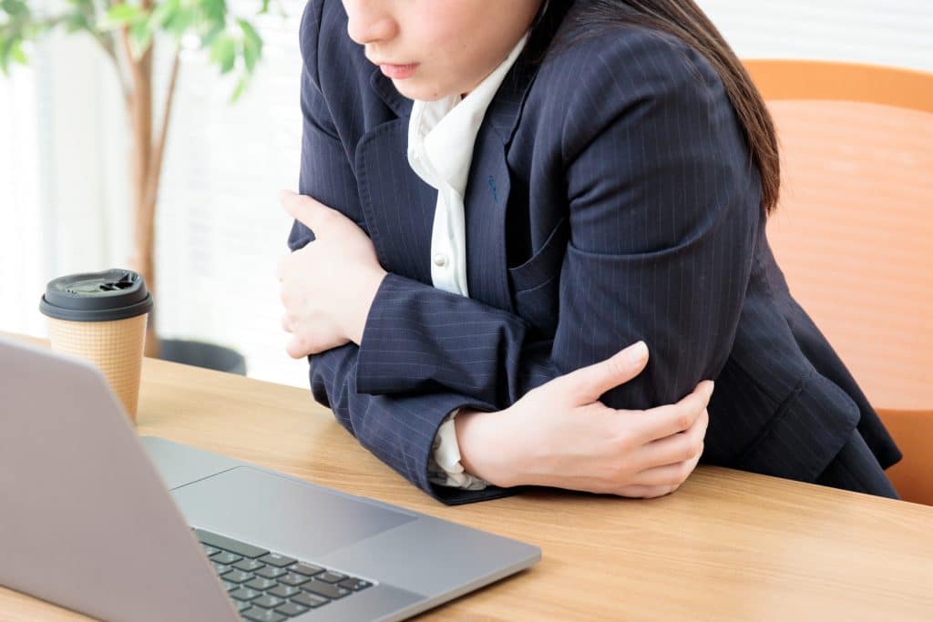 エアコンでさむがる女性